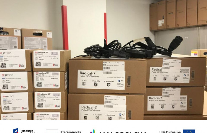 Pudła kartonowe z logotypami unijnymi