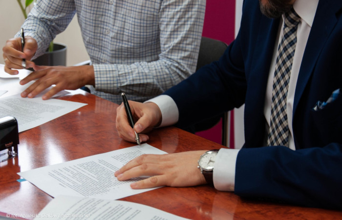 Podpisanie umowy: Dyrektor Marcin Jędrychowski i przedstawiciel firmy Codete