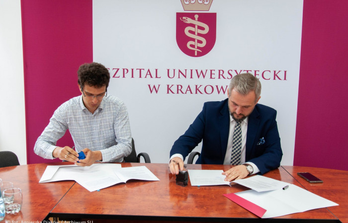 Podpisanie umowy: Dyrektor Marcin Jędrychowski i przedstawiciel firmy Codete