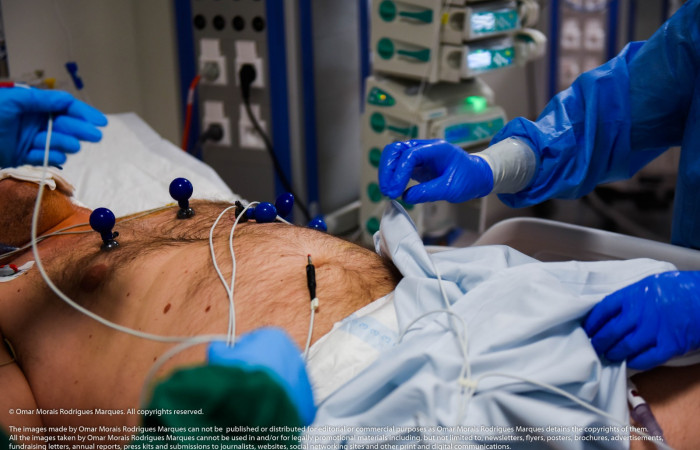 Zbliżenie na pacjenta w strefie COVID-19