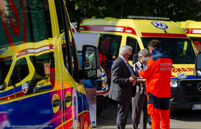 ratownicy przy nowych karetkach