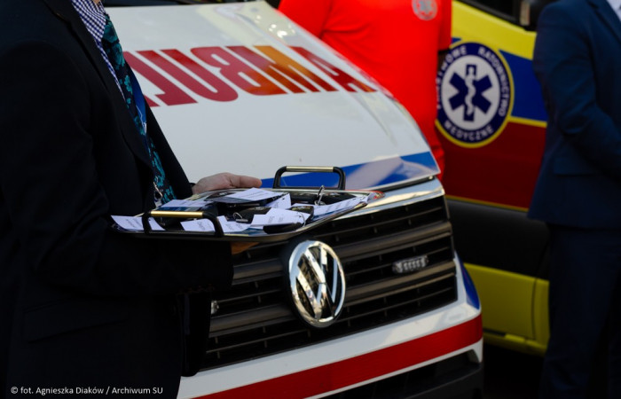 reprezentant UMWM trzyma na tacy klucze do karetek zbliżenie 