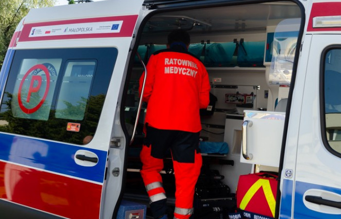 Ratownik medyczny ogląda nowa karetkę