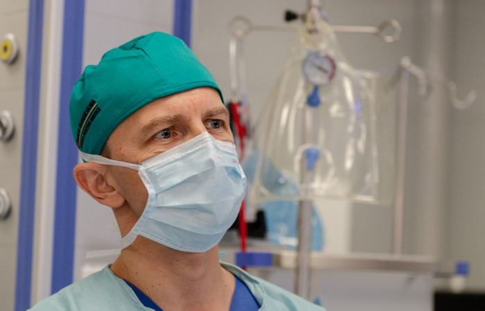 Operacja endoskopowa, zbliżenie na dr n. med. Przemysława Dudka, zastępcę kierownika oddziału