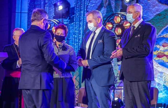 Odebranie  Nagrody Województwa Małopolskiego im. Jana Pawła II Veritatis Splendor, na scenie jest m.in. Marcin Jędrychowski Dyrektor Szpitala, profesor Aleksander Garlicki – Kierownik Oddziału Klinicznego Chorób Zakaźnych oraz pani Alina Zabdyr – pielęgni