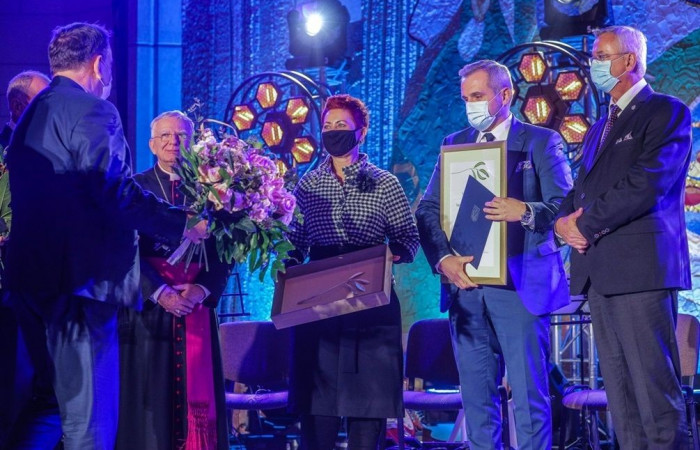 Odebranie  Nagrody Województwa Małopolskiego im. Jana Pawła II Veritatis Splendor, na scenie jest m.in. Marcin Jędrychowski Dyrektor Szpitala, profesor Aleksander Garlicki – Kierownik Oddziału Klinicznego Chorób Zakaźnych oraz pani Alina Zabdyr – pielęgni