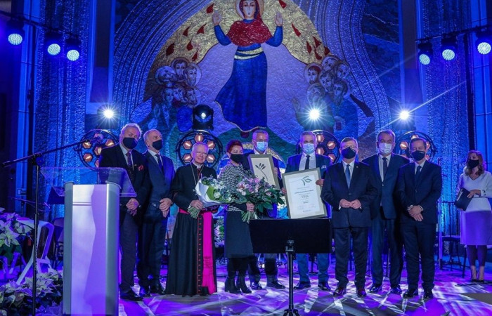 Odebranie  Nagrody Województwa Małopolskiego im. Jana Pawła II Veritatis Splendor, na scenie jest m.in. Marcin Jędrychowski Dyrektor Szpitala, profesor Aleksander Garlicki – Kierownik Oddziału Klinicznego Chorób Zakaźnych oraz pani Alina Zabdyr – pielęgni