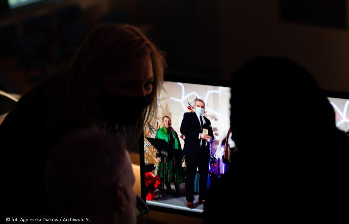 Zbliżenie na kamerę nagrywającą wydarzenie