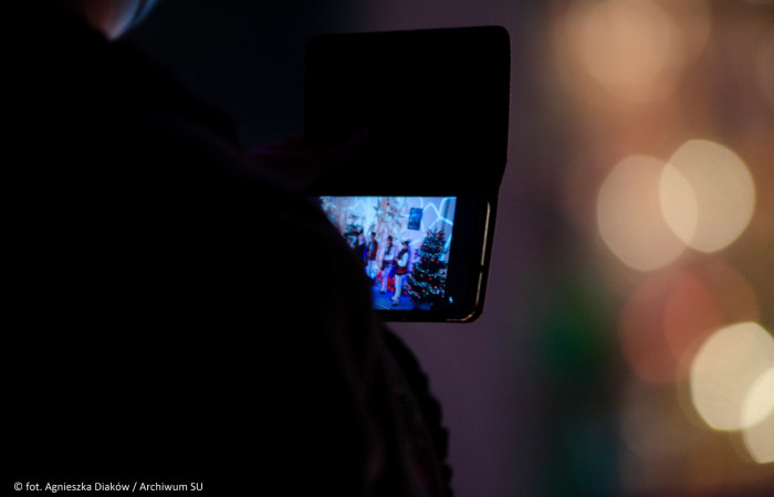 Zbliżenie na kamerę nagrywającą wydarzenie