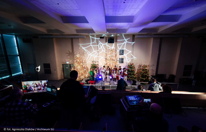 Widok sceny z daleka 