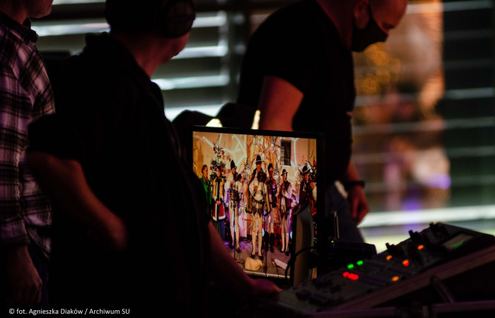 Zbliżenie na kamerę nagrywającą wydarzenie