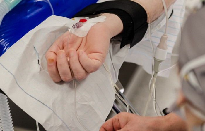 Zbliżenie na dłoń pacjenta 