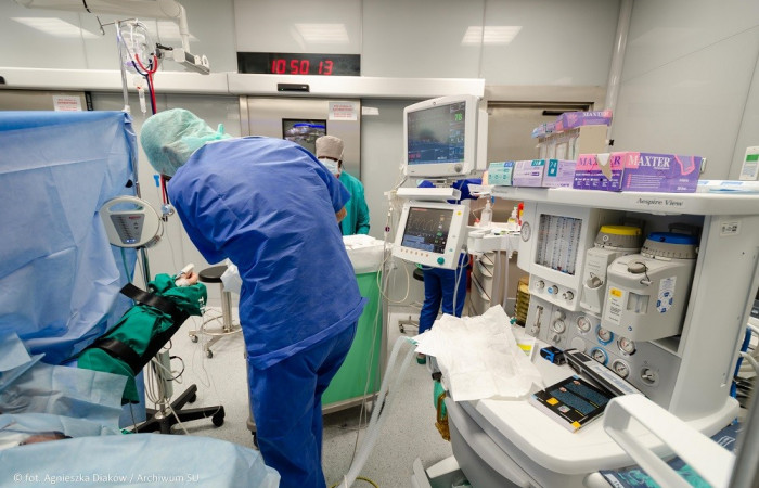 Sala operacyjna - zespół przygotowuje się do operacji 