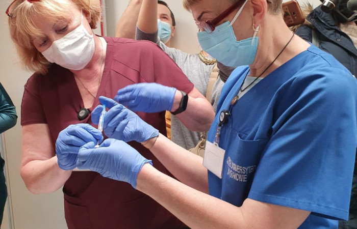 Zdjęcie przedstawia szczepionego pracownika szpitala