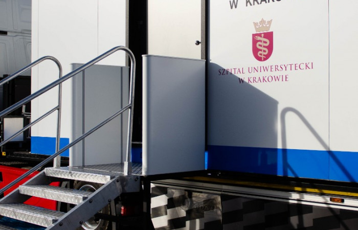 Zbliżenie na prototyp Mobilnego Punktu Szczepień przeciw Covid-19