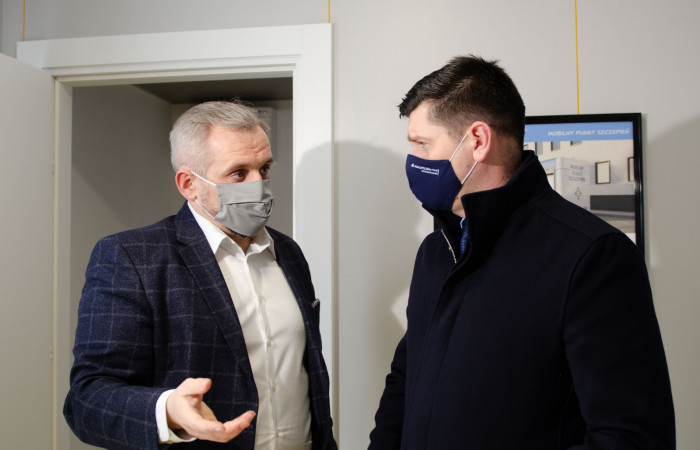 Marcin Jędrychowski, Dyrektor Szpitala Uniwersyteckiego oraz Łukasz Smółka, Wicemarszałek Województwa Małopolskiego oglądają wnętrze Mobilnego Punktu Szczepień przeciw Covid-19
