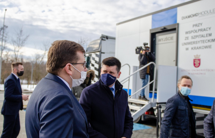 Wojewoda Małopolski Łukasz Kmita ogląda prototyp Mobilnego Punktu Szczepień przeciw Covid-19
