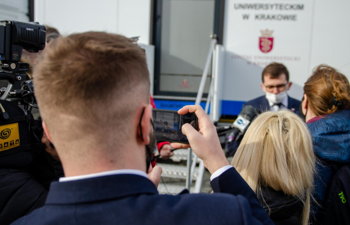 Wojewoda Małopolski Łukasz Kmita  odpowiada na pytania dziennikarzy