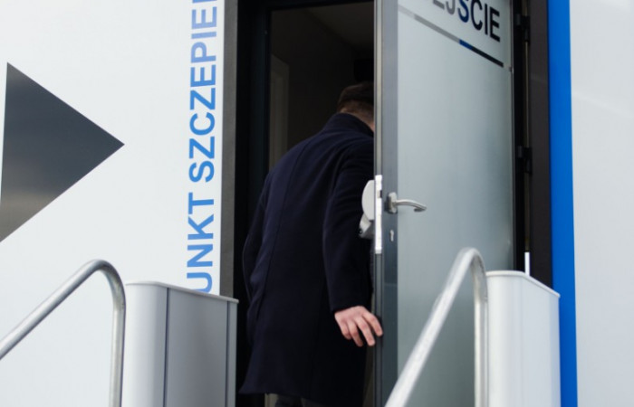 Wejście do Mobilnego Punktu Szczepień przeciw Covid-19