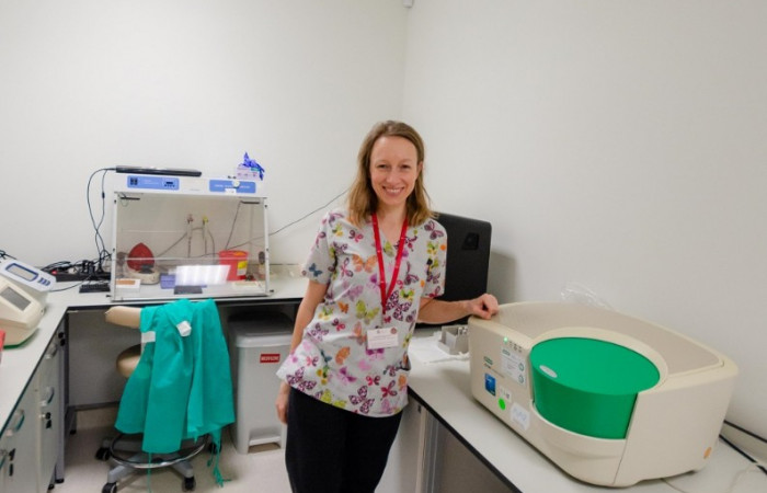 Pracownik Zakładu Diagnostyki Hematologicznej i Genetyki przy sprzęcie