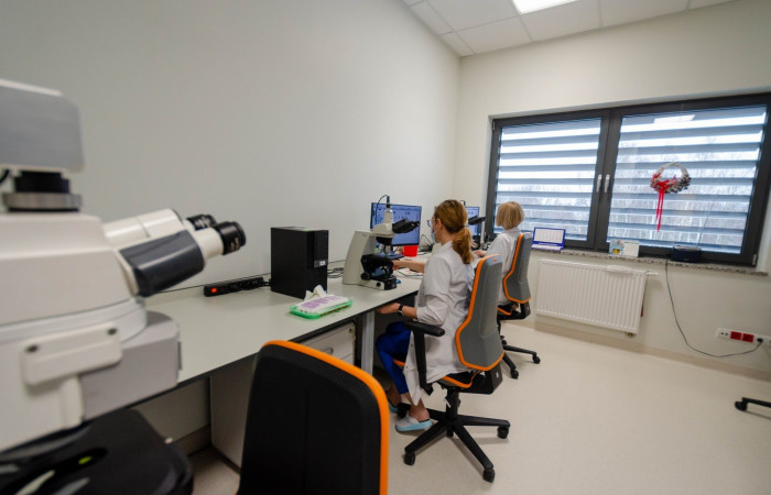 Pracownik Zakładu Diagnostyki Hematologicznej i Genetyki przy sprzęcie