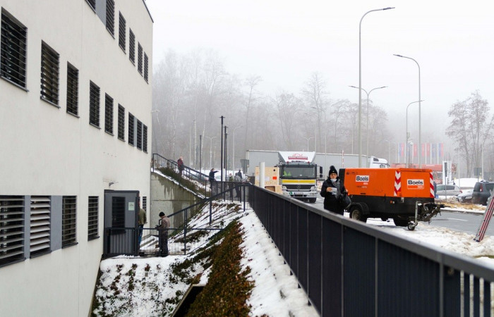 Podjeżdżające tiry z częściami rezonansu magnetycznego