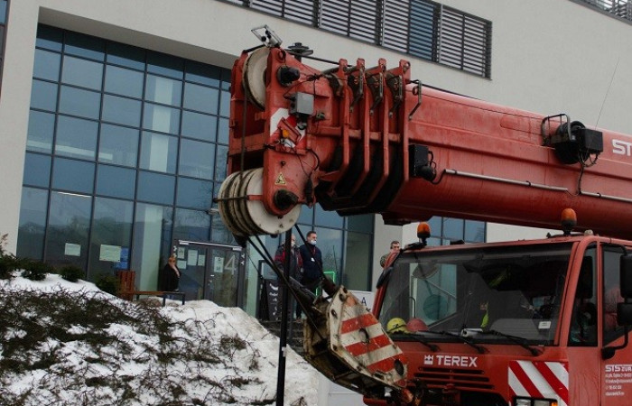 Zbliżenie na dźwig przed wejściem do szpitala 