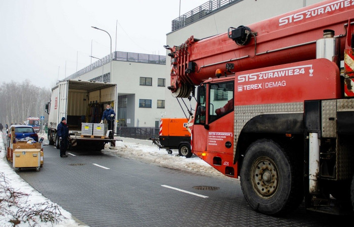 Zbliżenie na dźwig przed wejściem do szpitala 