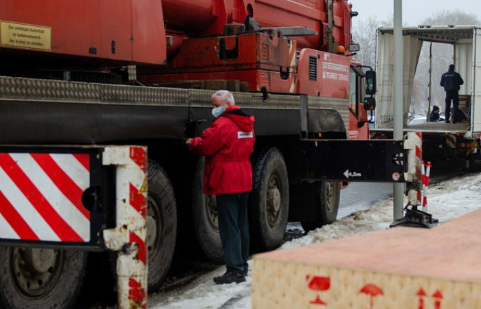 Zbliżenie na dźwig oraz operatora dźwigu 