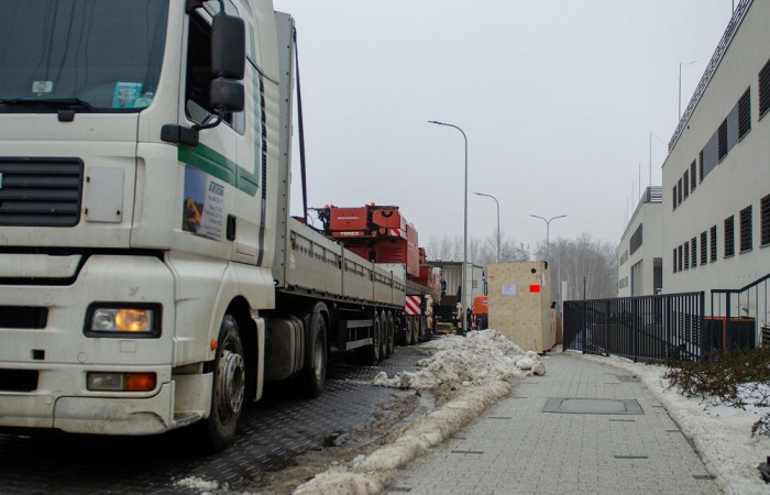 Zbliżenie na tira przed budynkiem szpitala 