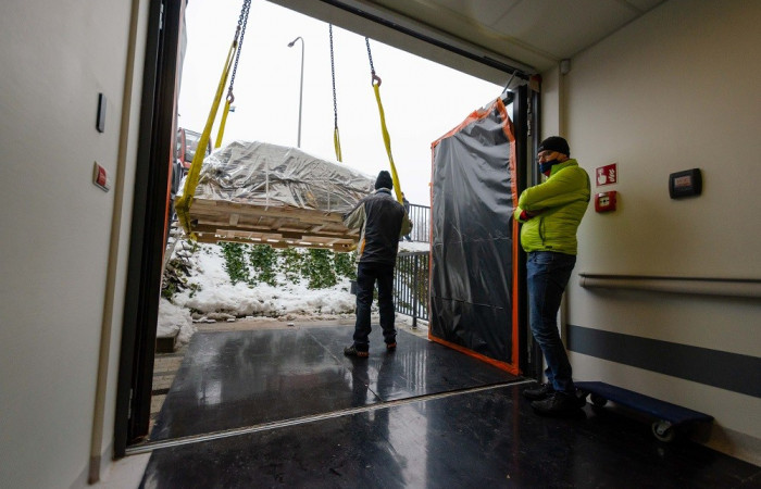 Dźwig transportuje elementy rezonansu 