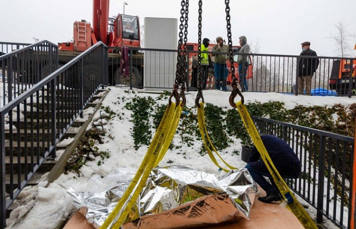 Dźwig transportuje elementy rezonansu 