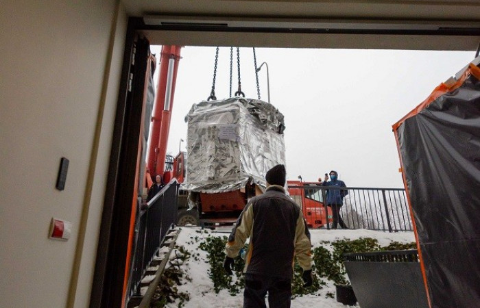 Dźwig transportuje najcięższy element rezonansu 