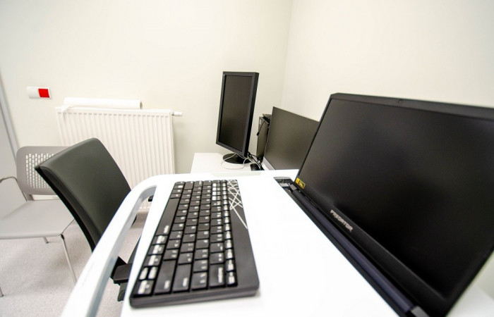 Pomieszczenie diagnostyczne - zbliżenie na sprzęt 