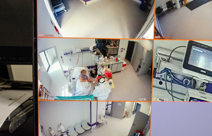 Zbliżenie na monitoring pacjentów w punkcie pielegniarskim