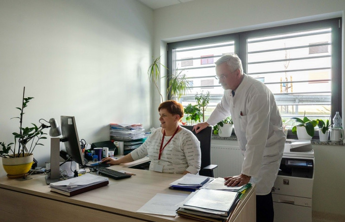Kierownik zakładu omawiający bieżące zadania z sekretarką