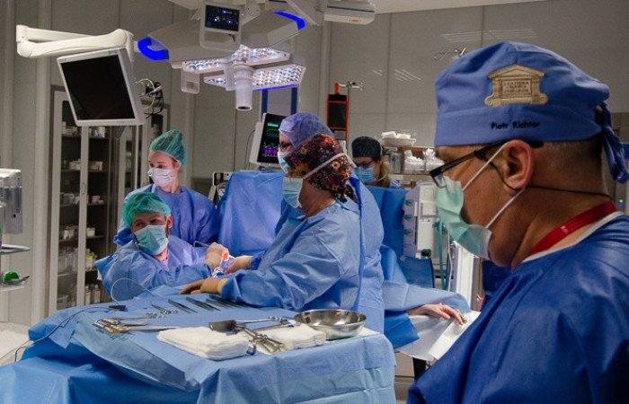 lekarze przy operacji