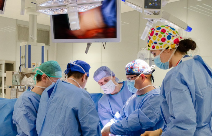 lekarze przy operacji