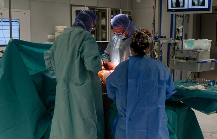 lekarze przy operacji