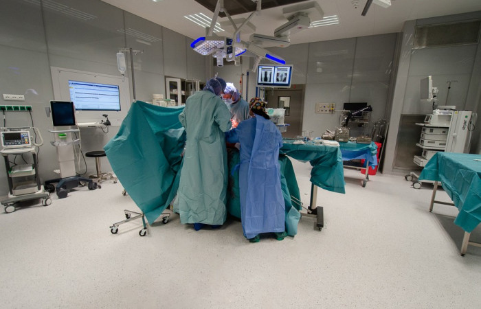 lekarze przy operacji