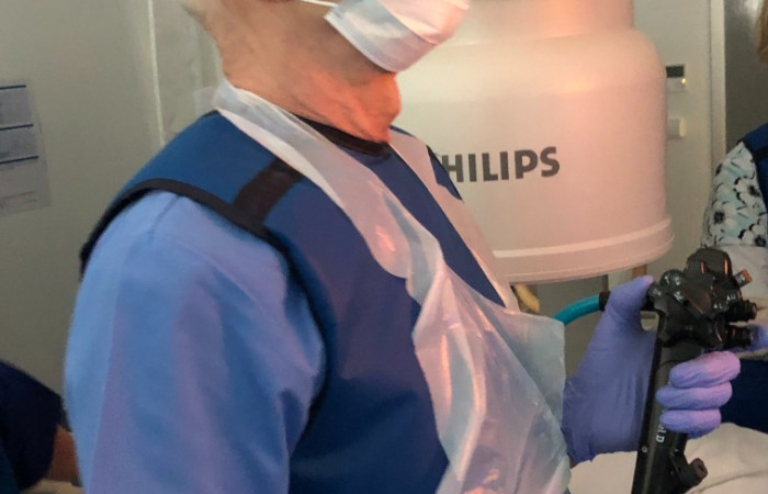 dr n. med. Aleksander Zając podczas zabiegu 