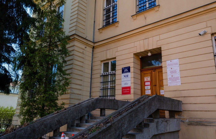 Zdjęcie budynku z zewnątrz - zbliżenie na wejście