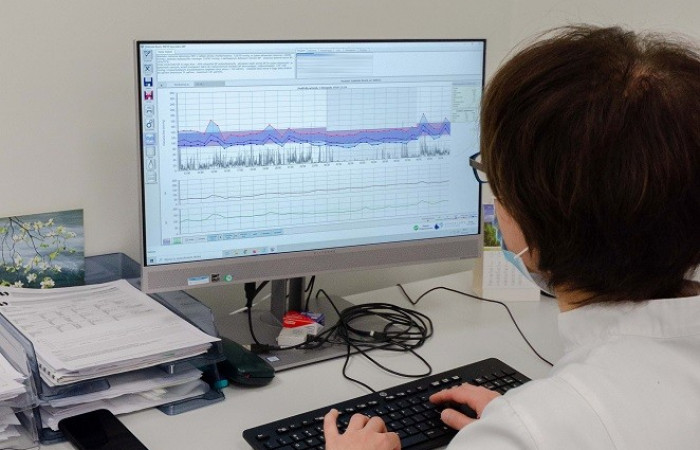 Pokój diagnostyczny, zbliżenie na lekarza