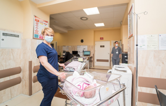 Korytarz, pielęgniarka i noworodek 