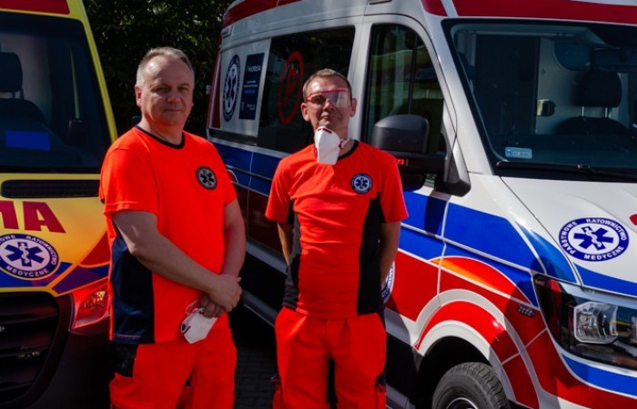 Ratownicy medyczni, karetki