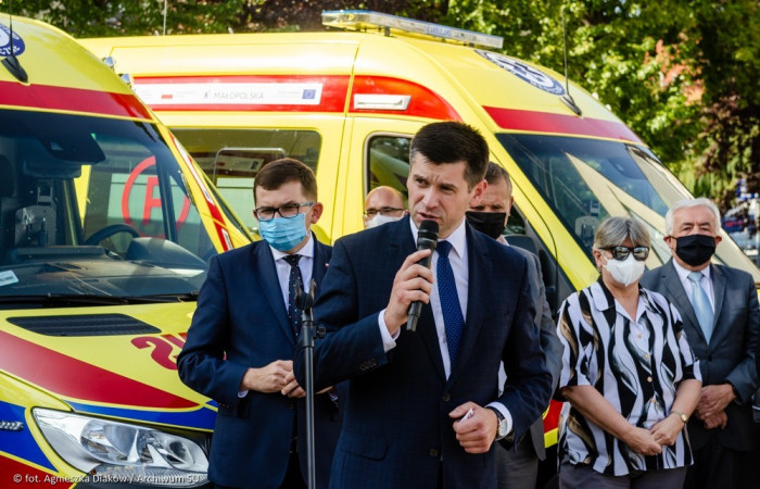 Uroczyste przekazanie ambulansów