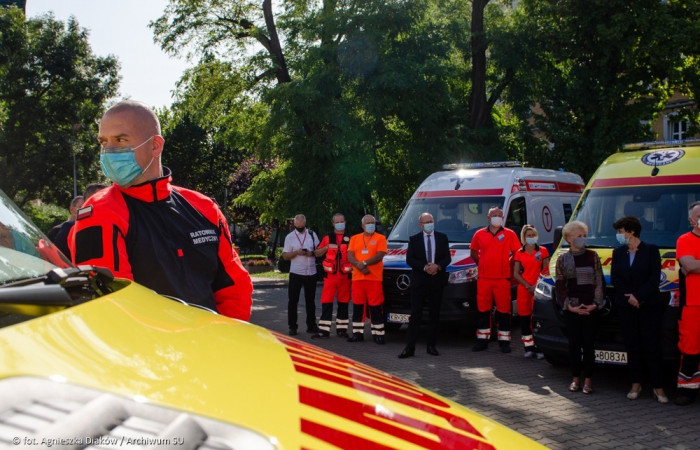 Ratownicy medyczni, karetki