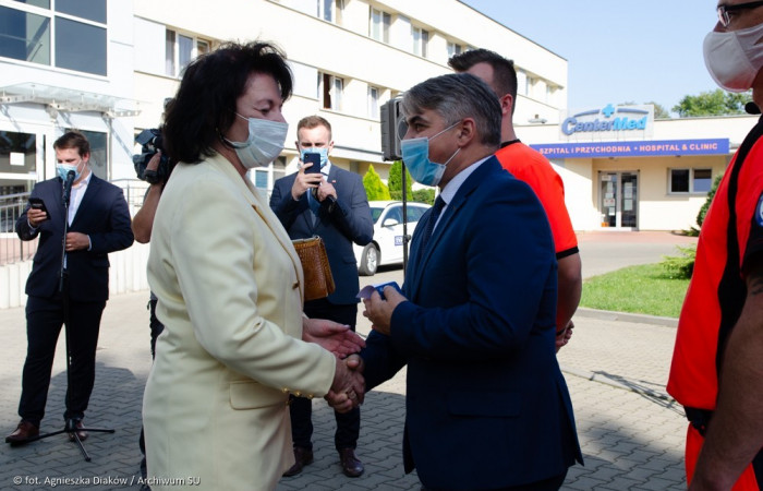 Uroczyste przekazanie ambulansów