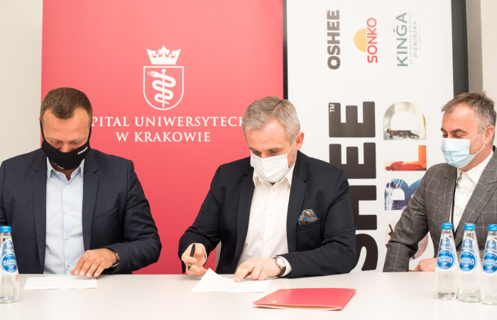 Dyrektor Marcin Jędrychowski oraz Dariusz Gałęzewski – Prezes Fundacji OSHEE podpisują list intencyjny w sprawie współpracy