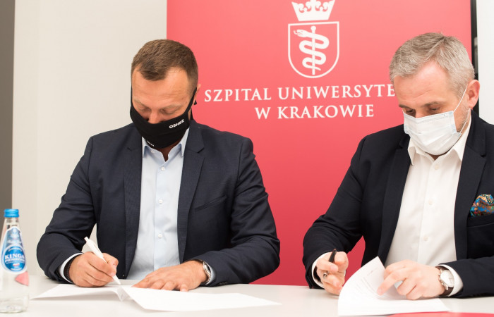 Dyrektor Marcin Jędrychowski oraz Dariusz Gałęzewski – Prezes Fundacji OSHEE podpisują list intencyjny w sprawie współpracy